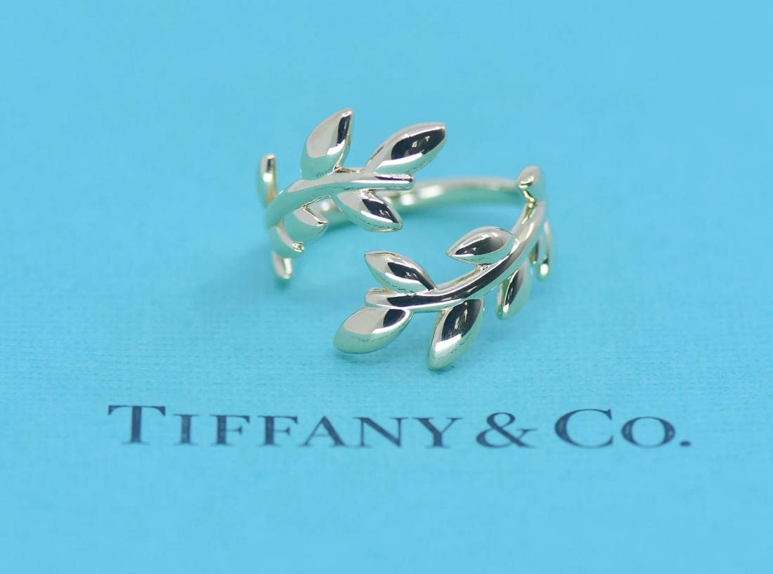 Tiffany & Co Paloma Picasso Olive Leaf Ring 18K Yellow Gold Size 7: Tiffany & Co Paloma Picasso Olive Leaf Ring 18K Yellow Gold Size 7 Tiffany & Co. Paloma Picasso Olive Leaf ring crafted in 18k yellow gold. This pre-owned ring features the Olive Leaf design and comes
