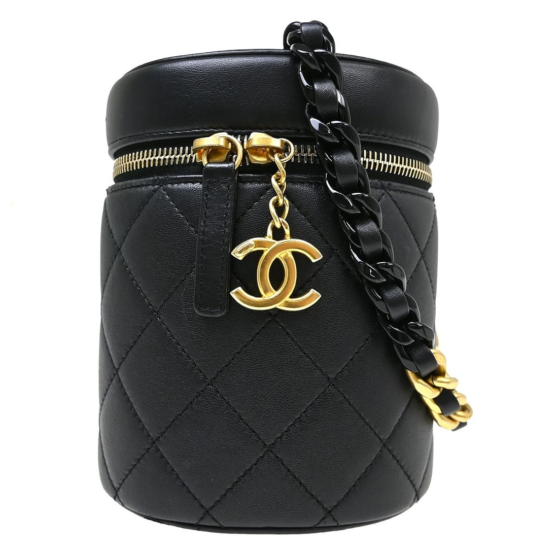 Chanel Side Note Vanity Case Black Quilted Lambskin: Chanel Side Note Vanity Case Black Quilted Lambskin A Chanel Side Note Vanity Case crafted in black quilted lambskin leather. Made in Italy, this piece features a compact structured silhouette with a 