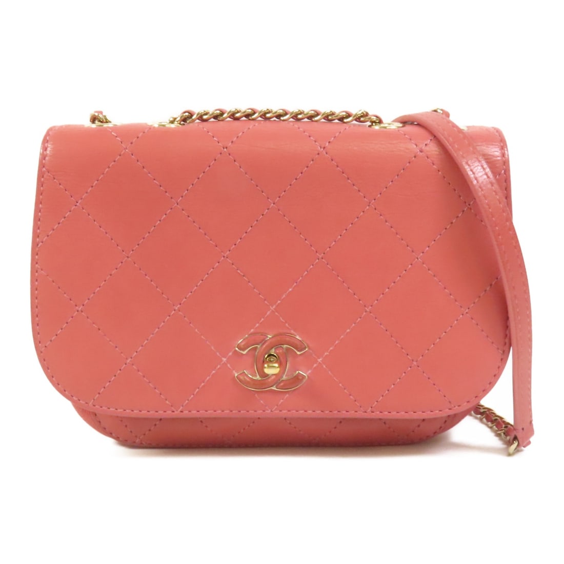 CHANEL CC pink calfskin shoulder bag with chain strap: CHANEL CC pink calfskin shoulder bag with chain strap CHANEL CC chain shoulder bag in pink calfskin leather with a turn-lock closure and interior storage pockets. This women's shoulder bag includes a 