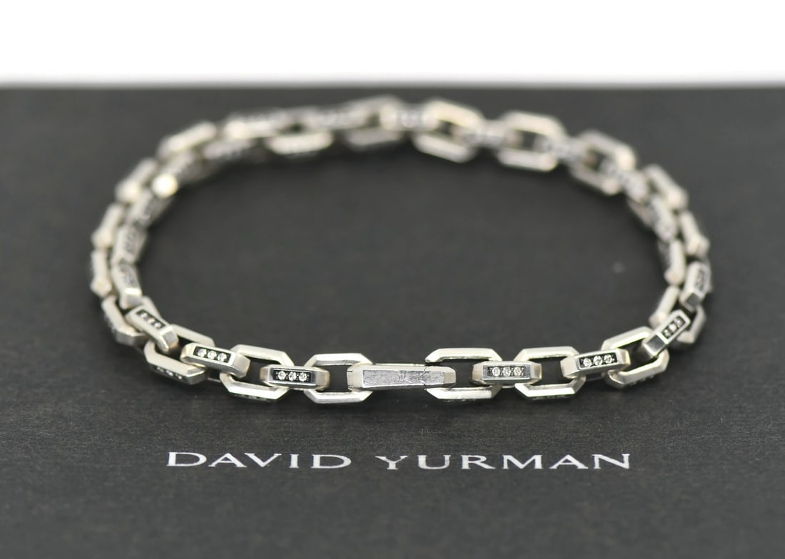 David Yurman Streamline chain bracelet in sterling silver with diamonds: David Yurman Streamline chain bracelet in sterling silver with diamonds Pre-owned David Yurman Streamline Heirloom bracelet crafted in sterling silver with diamond accents. This chain-style bracelet i