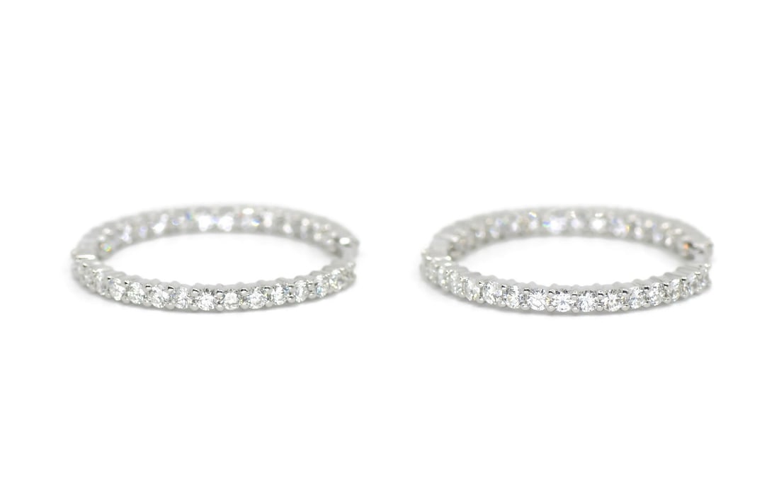 Roberto Coin 18k White Gold Diamond Hoop Earrings 31mm Italian Design: Roberto Coin 18k White Gold Diamond Hoop Earrings 31mm Italian Design These Roberto Coin hoop earrings feature sparkling diamonds set in 18K white gold. Expertly crafted in Italy, they offer a classic