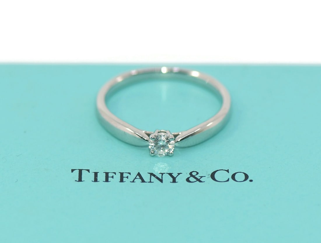 Tiffany & Co Platinum Engagement Ring 0.18ct Round Diamond Size 6.5: Tiffany & Co Platinum Engagement Ring 0.18ct Round Diamond Size 6.5 This stunning engagement ring from Tiffany & Co. features a brilliant round diamond weighing 0.18 carats, graded H for color and VVS