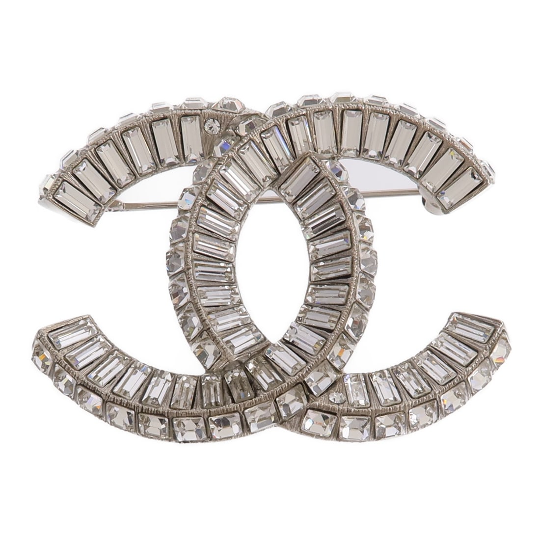 CHANEL CC Clear Metal Brooch A21V France: CHANEL CC Clear Metal Brooch A21V France CHANEL CC brooch in clear-tone metal with the iconic interlocking CC design. Made in France, this women's brooch is presented without accessories and is in AB 