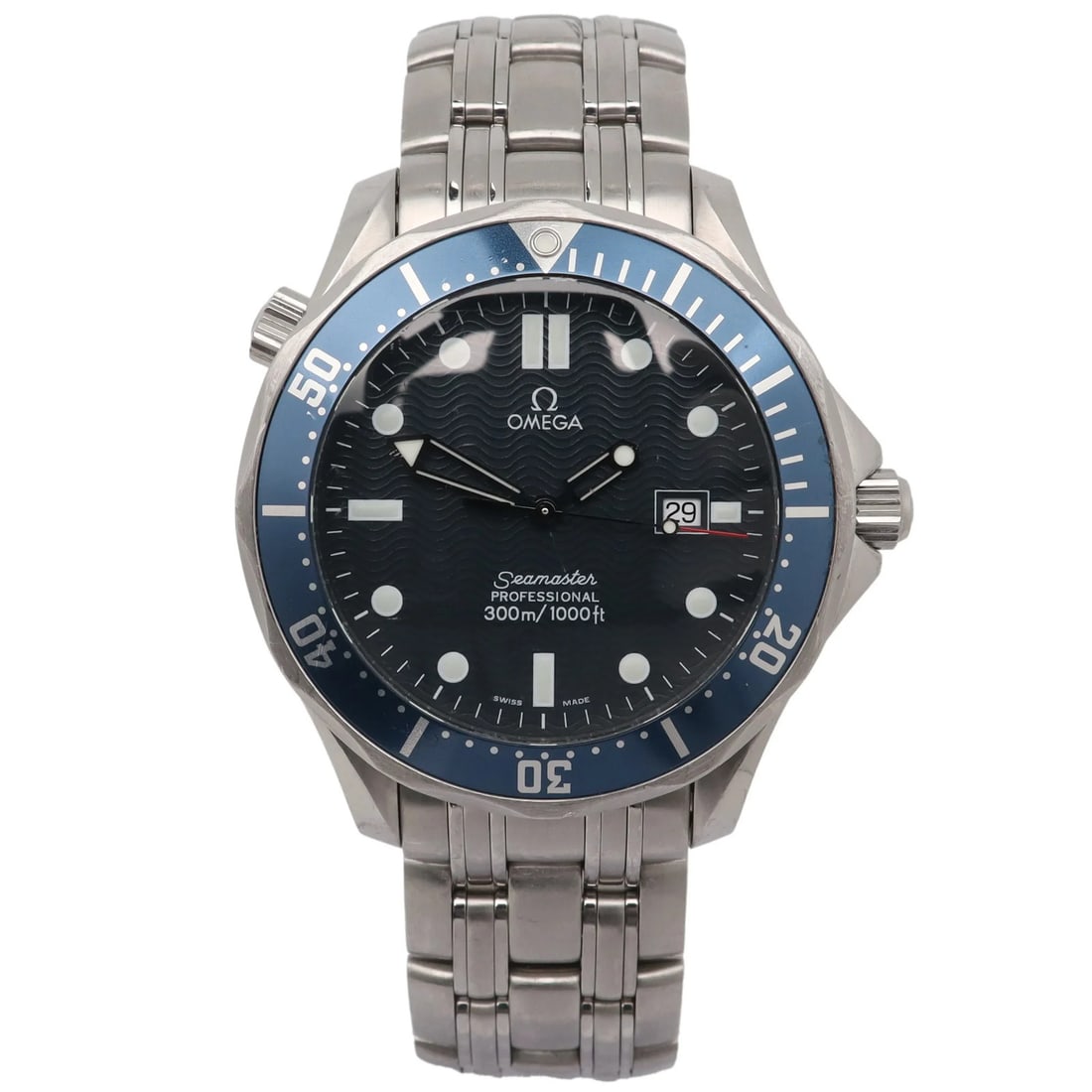 OMEGA Seamaster quartz wristwatch 41 mm steel blue wave dial 2541.80.00: OMEGA Seamaster quartz wristwatch 41 mm steel blue wave dial 2541.80.00 Vintage Omega Seamaster men's wristwatch with a blue wave dial and quartz movement. This pre-owned watch is in good condition wi