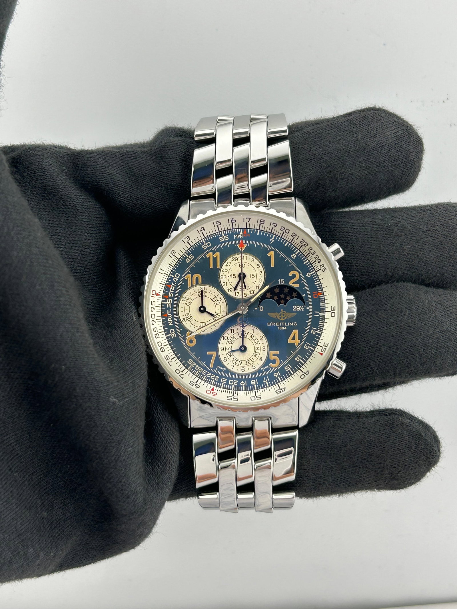 Breitling Navitimer Mens Watch Ref. A19022 Blue Silver Dial with Papers: Breitling Navitimer Mens Watch Ref. A19022 Blue Silver Dial with Papers Breitling Navitimer men's wristwatch with a blue and silver dial and stainless steel bezel. This watch is fitted on a 5-row link