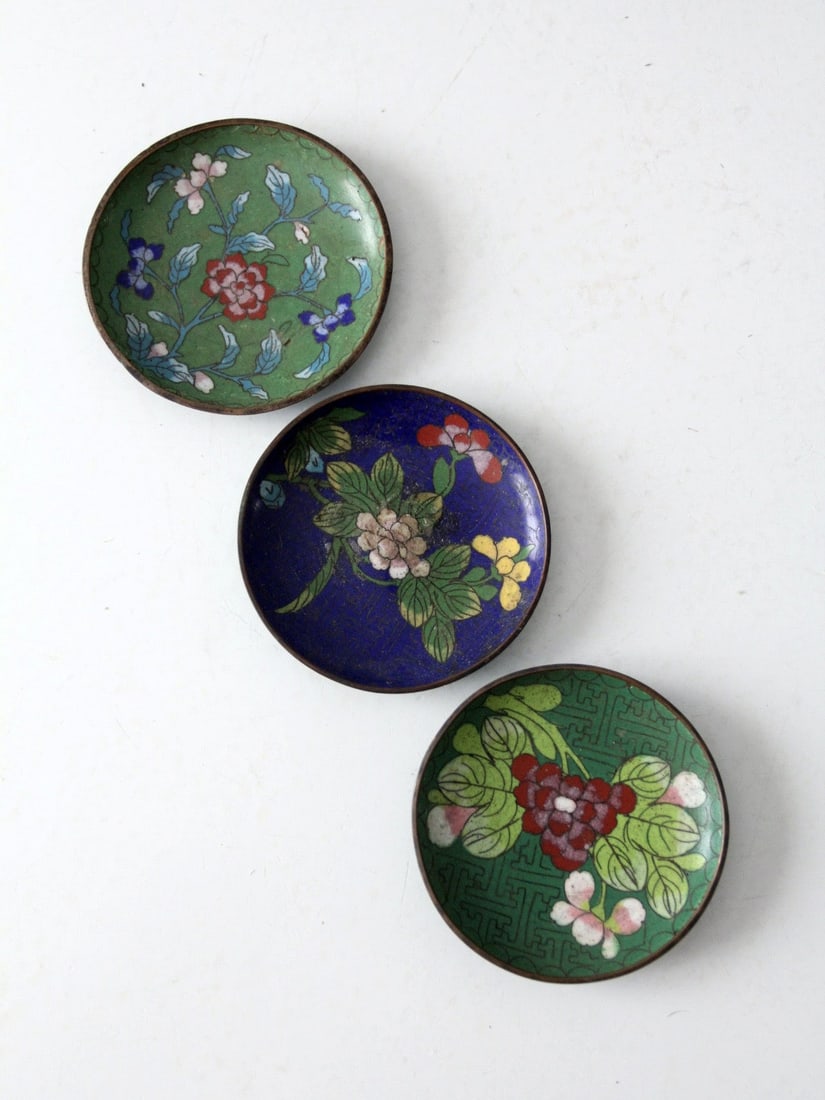 Set of 3 Chinese Cloisonne Enamel Dishes with Floral Designs: Set of 3 Chinese Cloisonne Enamel Dishes with Floral Designs Set of three antique Chinese cloisonne dishes with floral enamel decoration. Each plate features a different design and color scheme. Pre-o
