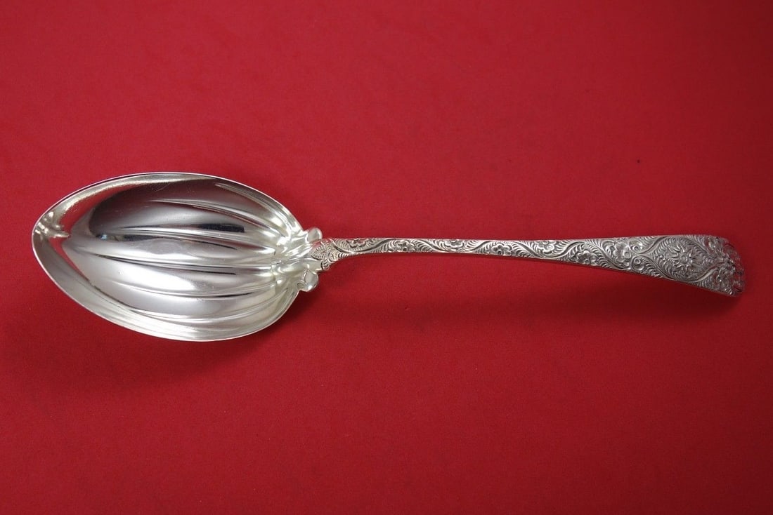 Tiffany Co Antique Engraved Sterling Silver Salad Spoon 8 7/8: Tiffany Co Antique Engraved Sterling Silver Salad Spoon 8 7/8 Antique Tiffany & Co. sterling silver salad serving spoon in the Antique Engraved, also known as Custom Engraved, pattern. This pre-owned 