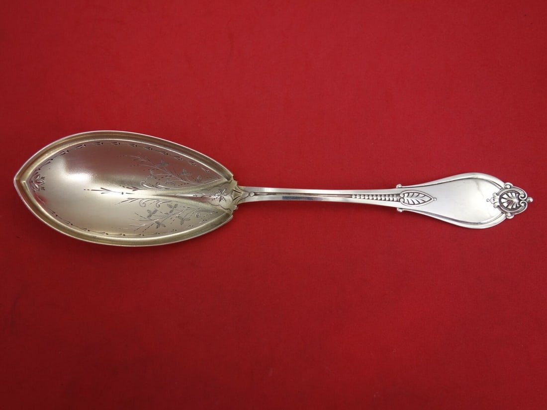 9" Sterling Silver Pudding Spoon Whiting Armor Gold Washed: 9" Sterling Silver Pudding Spoon Whiting Armor Gold Washed Sterling silver pudding spoon in the Armor pattern by Whiting, featuring a pointed bowl with bright cut and stipple finish. This pre-owned se