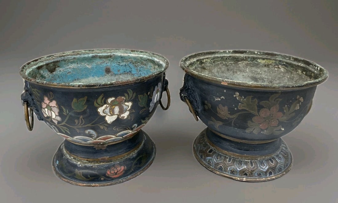 Antique French Regence pair of painted metal chinoiserie cachepots: Antique French Regence pair of painted metal chinoiserie cachepots Associated pair of French Regence cachepots with painted chinoiserie decoration and floral faux enamel detailing. These antique origi
