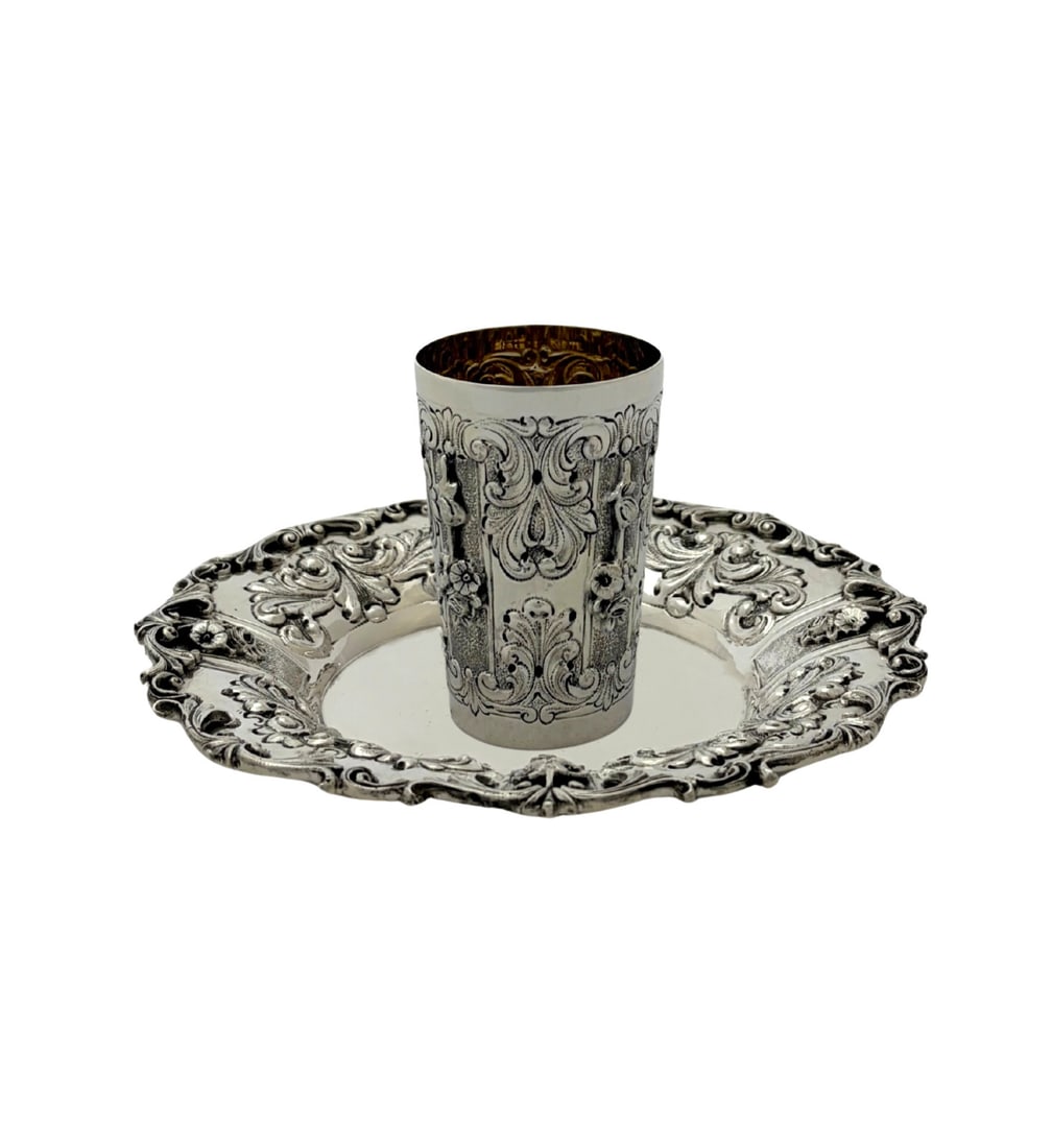 Italian 925 Sterling Silver Cup and Tray Floral Leaf Handmade: Italian 925 Sterling Silver Cup and Tray Floral Leaf Handmade Fine Italian handmade cup and tray set crafted in 0.925 sterling silver with ornate floral leaf decoration and a shiny finish. This pre-ow