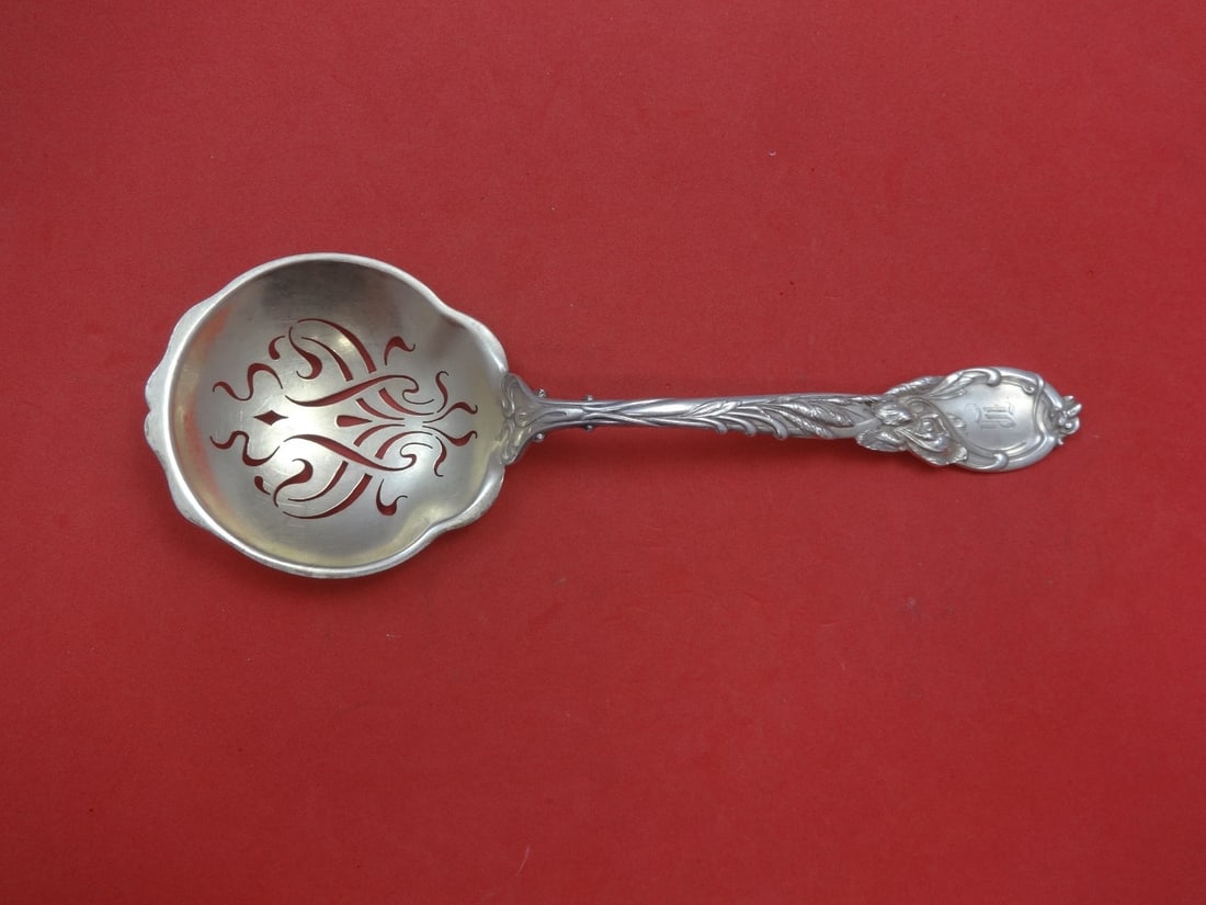 Reed & Barton La Parisienne Sterling Silver Pea Serving Spoon 9 1/8 Gold Washed: Reed & Barton La Parisienne Sterling Silver Pea Serving Spoon 9 1/8 Gold Washed A Reed & Barton La Parisienne sterling silver serving spoon with a gold-washed finish. It measures 9 1/8 inches and is m