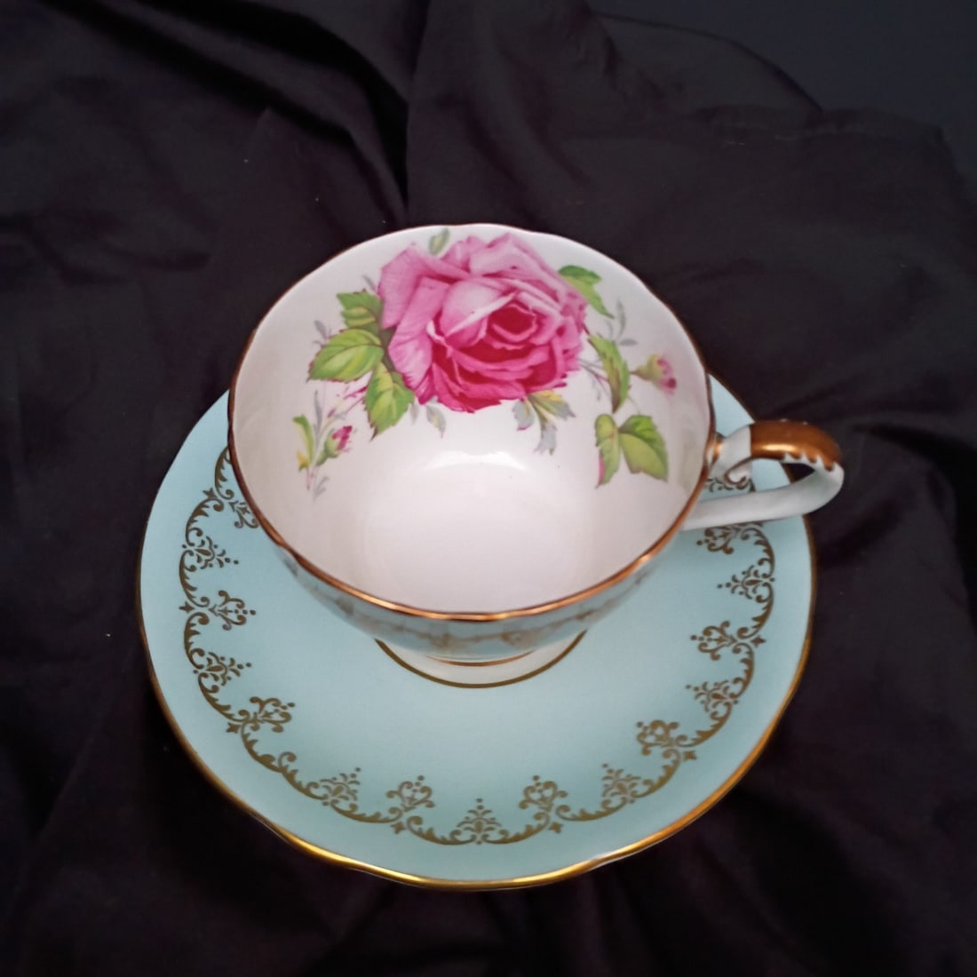 Aynsley Rose Tea Cup and Saucer Vintage England: Aynsley Rose Tea Cup and Saucer Vintage England Vintage Aynsley Rose tea cup and saucer in excellent pre-owned condition. This multicolor set was made in England and features the classic Rose pattern.