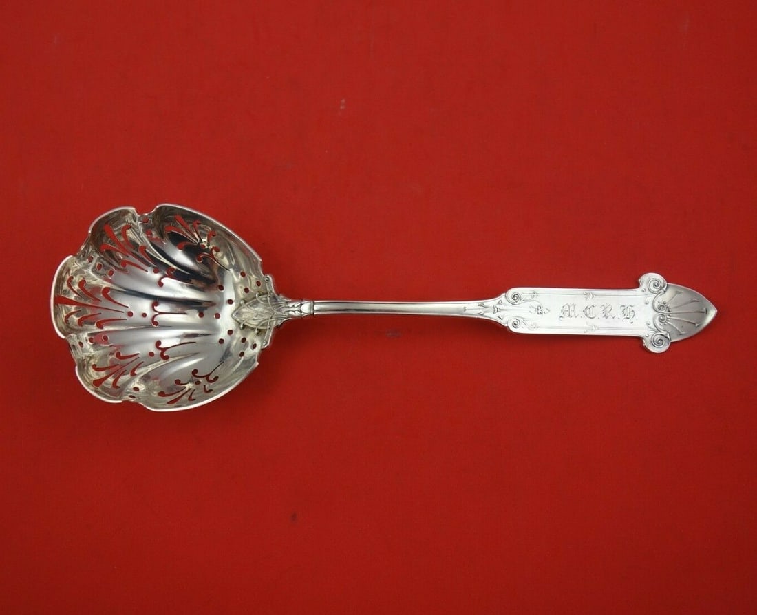 Gorham Corinthian Sterling Silver Serving Pea Spoon 8 3/8": Gorham Corinthian Sterling Silver Serving Pea Spoon 8 3/8" Sterling silver pea spoon in the Corinthian pattern by Gorham. This serving piece features a decorative pierced bowl and an engraved handle. 