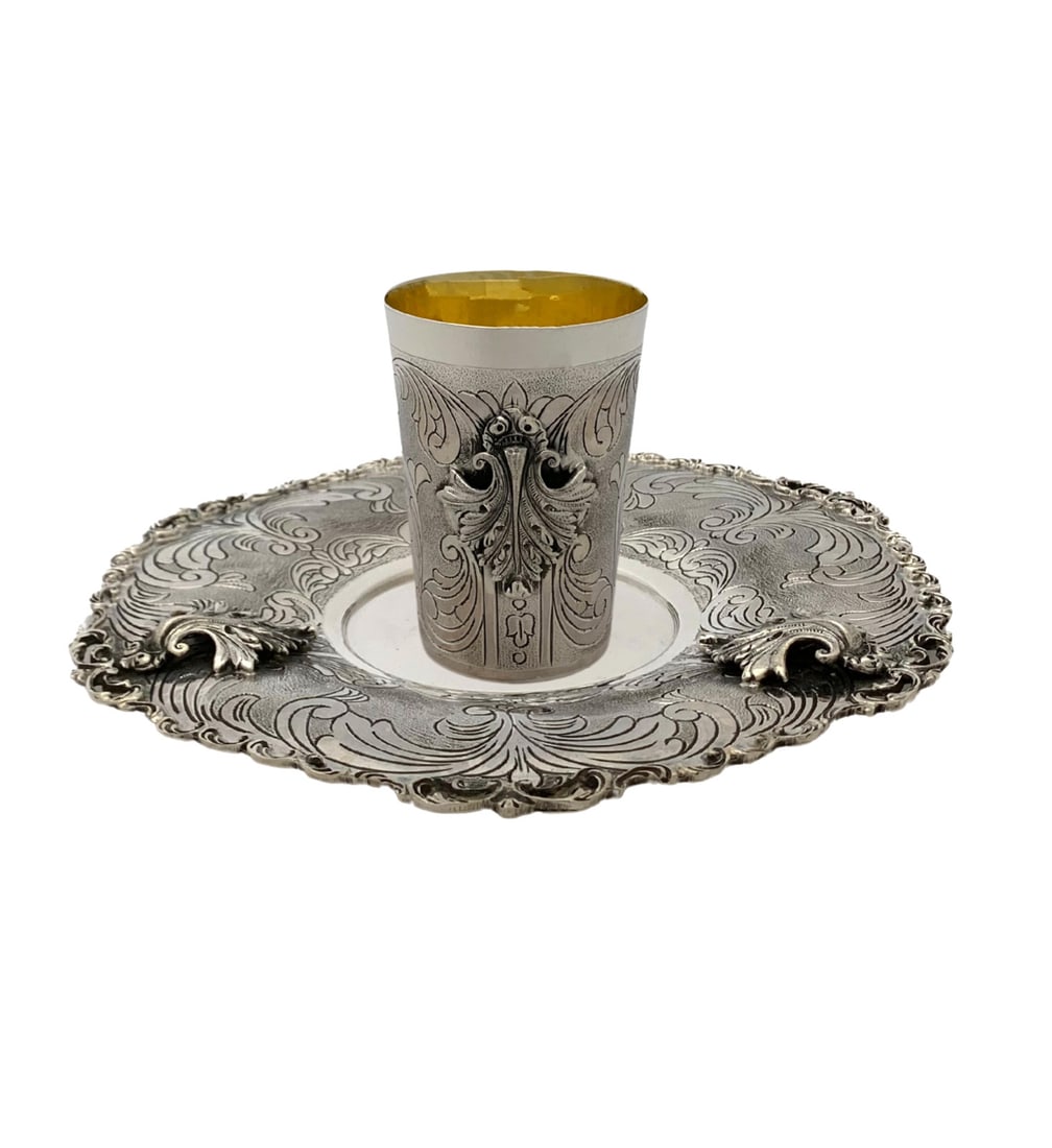 Handmade 925 Sterling Silver Cup and Tray Leaf Applique Chased Design: Handmade 925 Sterling Silver Cup and Tray Leaf Applique Chased Design A pre-owned handmade sterling silver cup and tray set with ornate chased detailing and leaf applique accents. The design combines 