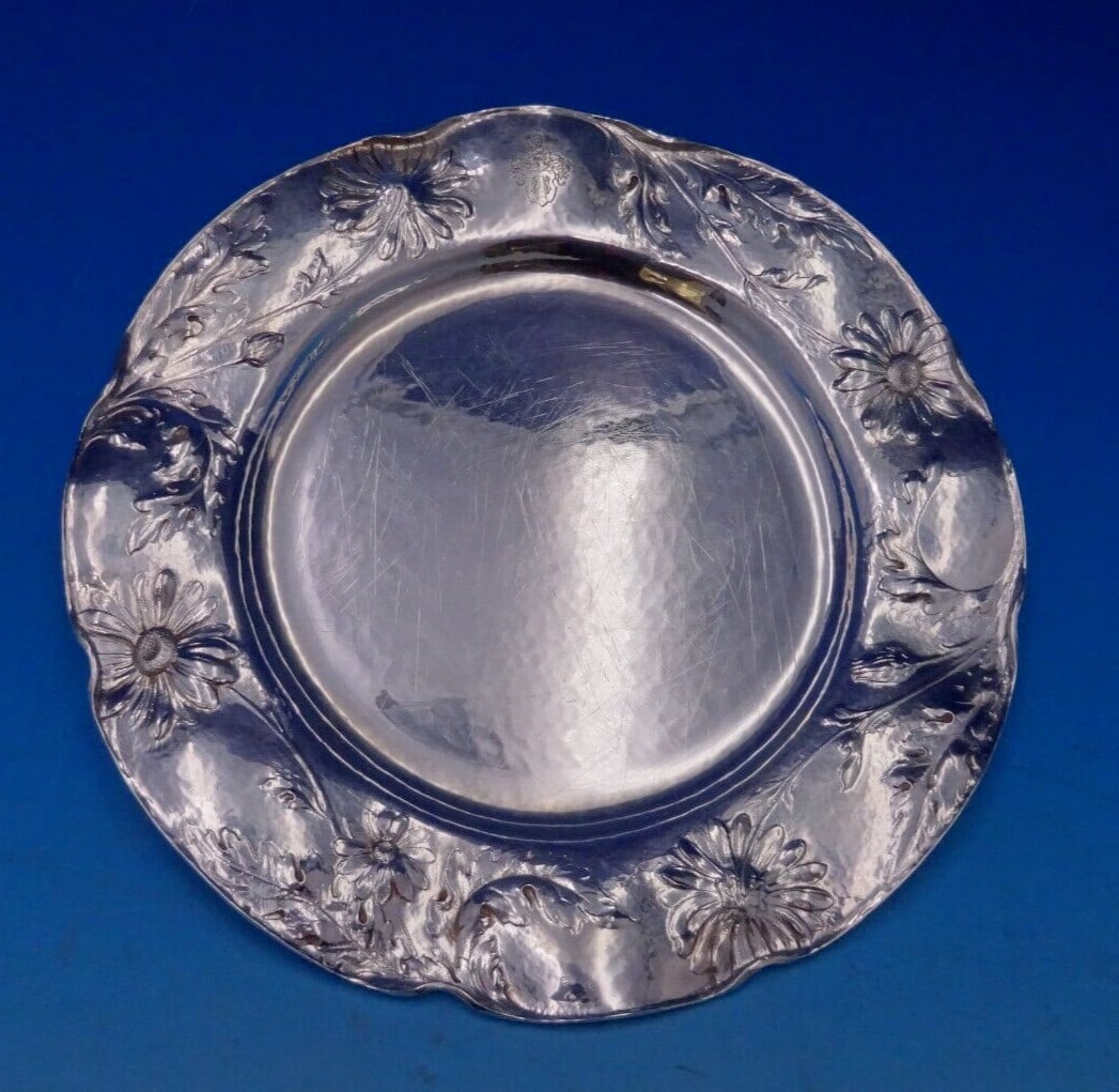 Gorham Martele sterling silver service plate hand hammered daisy motif 4661: Gorham Martele sterling silver service plate hand hammered daisy motif 4661 Rare Gorham Martele sterling silver service plate with a daisy motif and subtle hand-hammered finish. This Art Nouveau examp