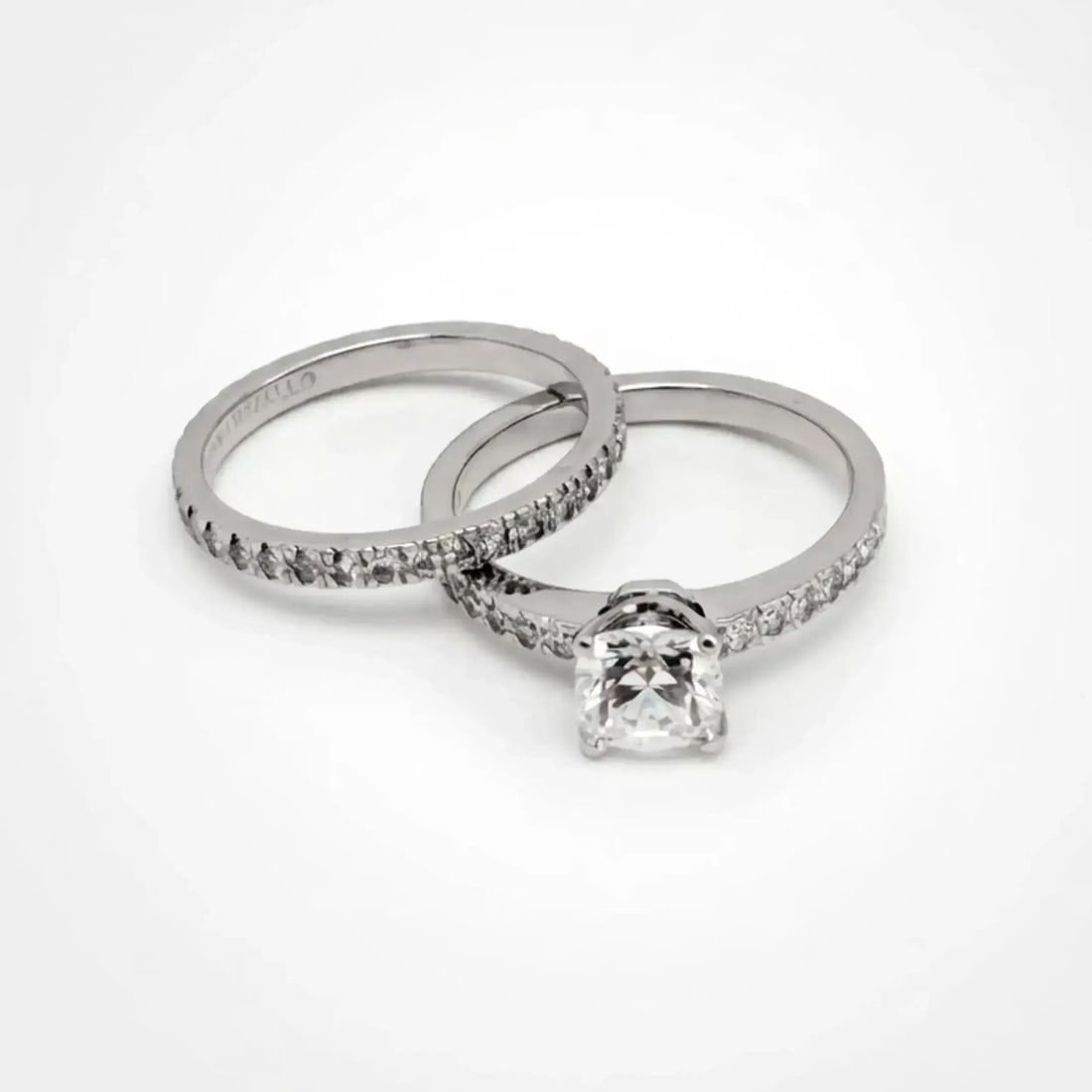 Platinum wedding ring set Tiffany & Co. NOVO cushion diamond size 6: Platinum wedding ring set Tiffany & Co. NOVO cushion diamond size 6 Tiffany & Co. NOVO square cushion diamond engagement ring and wedding band set in platinum. This women's engagement style set featur