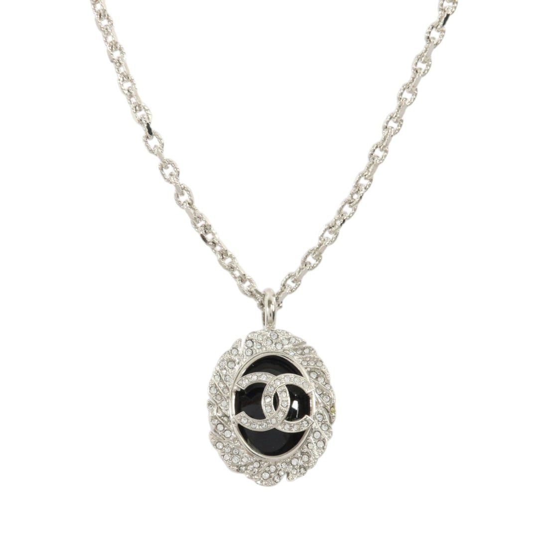 CHANEL CC enamel necklace black and silver tone: CHANEL CC enamel necklace black and silver tone Chanel CC necklace in black enamel and silver-tone metal with an adjustable chain and CC motif pendant. Made in France. No accessories included. Conditi