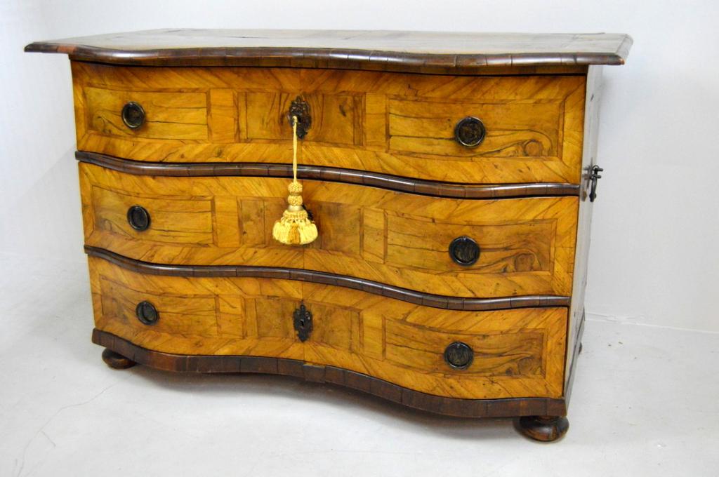 Italian Walnut Veneered Serpentine Chest, c. 1790 (1 of 17)