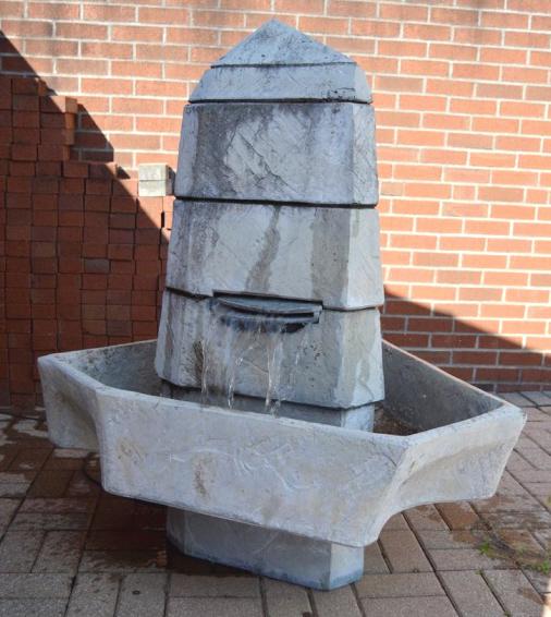 Obelisk Form Garden Fountain (1 of 5)