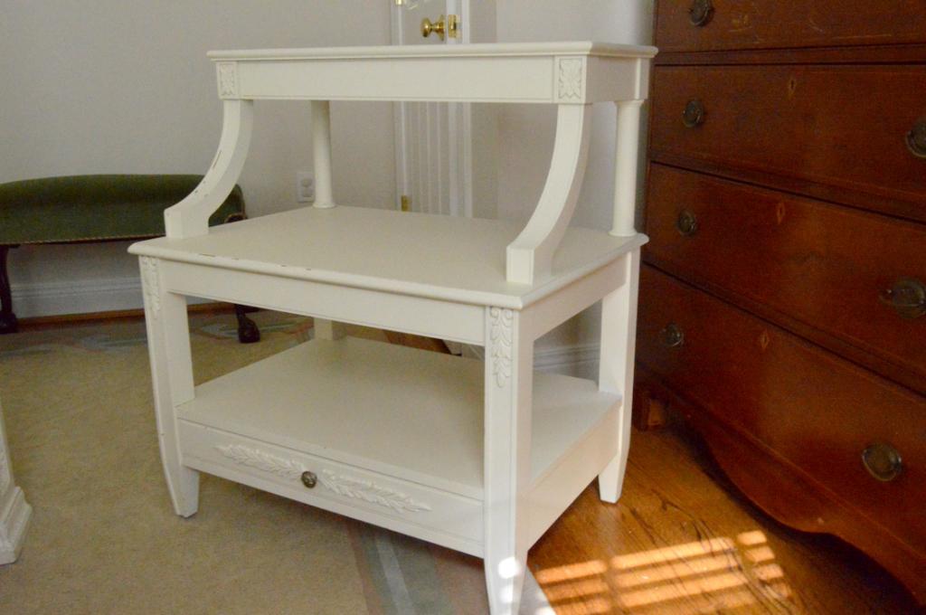 Oscar de la Renta Bedside Table (1 of 4)