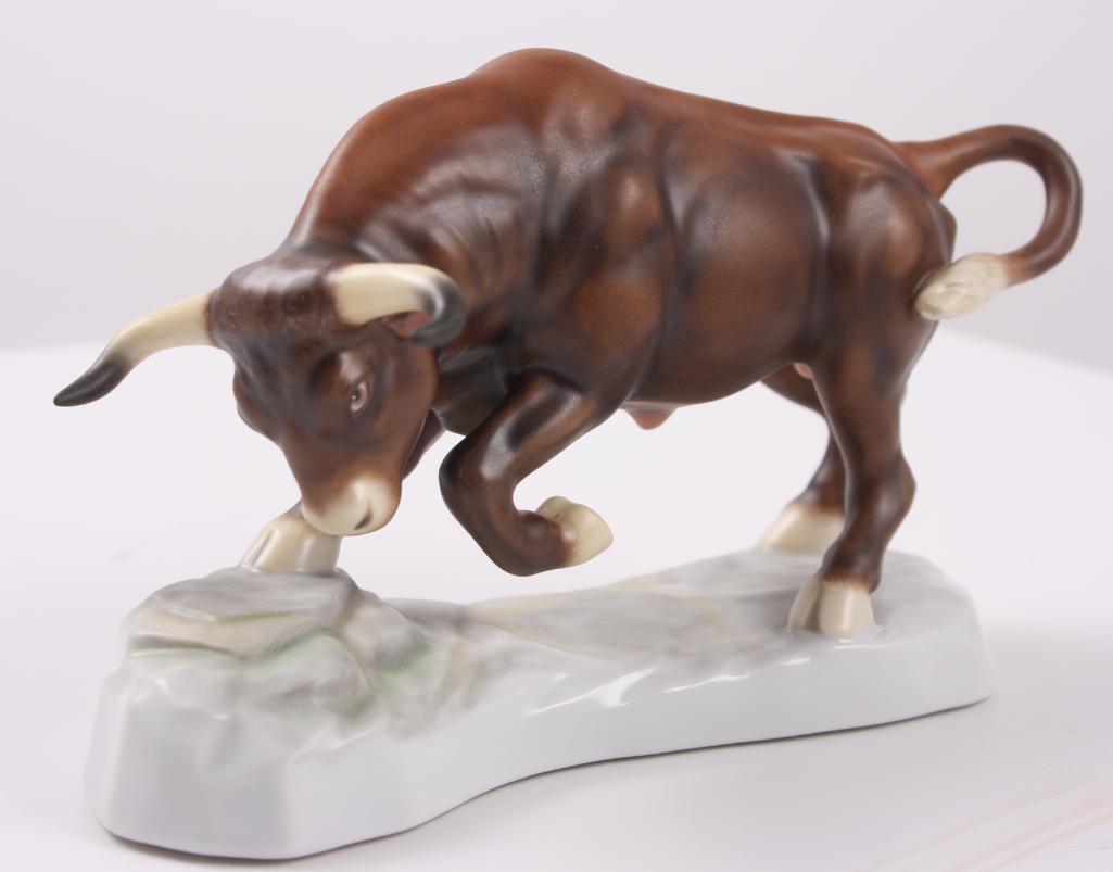 Herend Kingdom Classic Figurine - Bull: Hand Painted in Natural Matte. Signed with Herend marks: 1568-0-00 MCD SE2003 (Special Edition 2003) Dimensions Approximately: 5 x 7.5 x 3 in. NOTE: No apparent flaws
