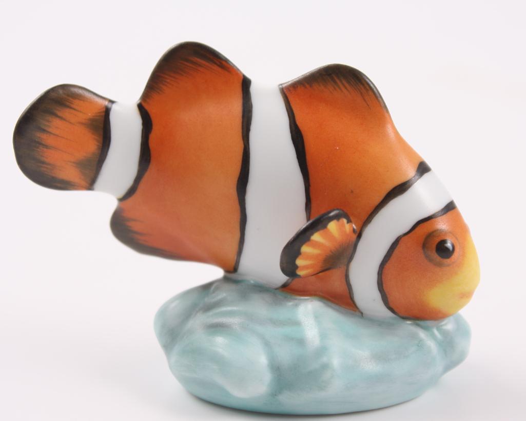 Herend Treasures of the Sea Figurine - Clownfish: Hand Painted in Natural Matte. Guild Signed with Herend marks: 15380-0-00 MCD SE2010 (Special Edition 2010) Dimensions Approximately: 2 x 3 x 2 in. NOTE: No apparent flaws