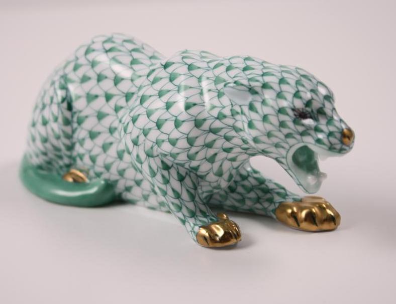 Herend Figurine - Panther: Hand Painted in Green Fishnet. Signed with Herend marks: 15353-0-00 VHV I91 (September '91) Dimensions approximately: H 2.25 x W 6.5 x D 2.25 inches NOTE: No apparent flaws