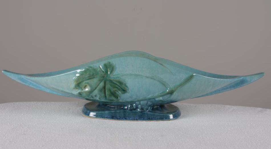 Roseville Pottery Grape Leaf Center Bowl (1 of 7)