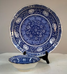 Two Imari Serving Pieces