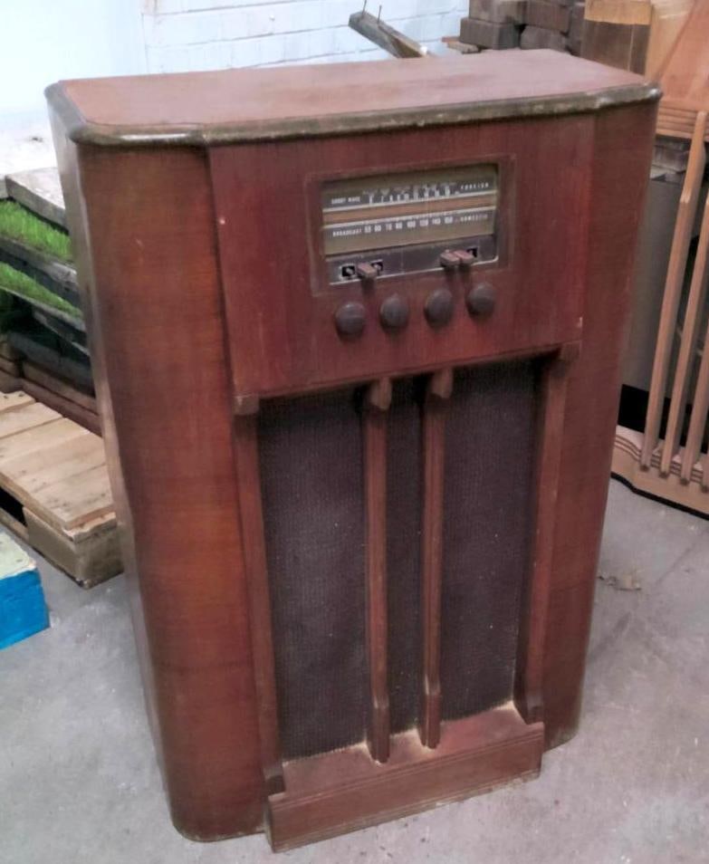 Truetone Floor Model Radio Console (1 of 9)