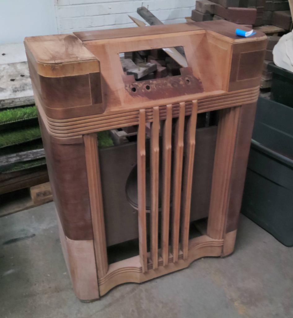 Art Deco Radio Console Cabinet with Chassis (1 of 10)