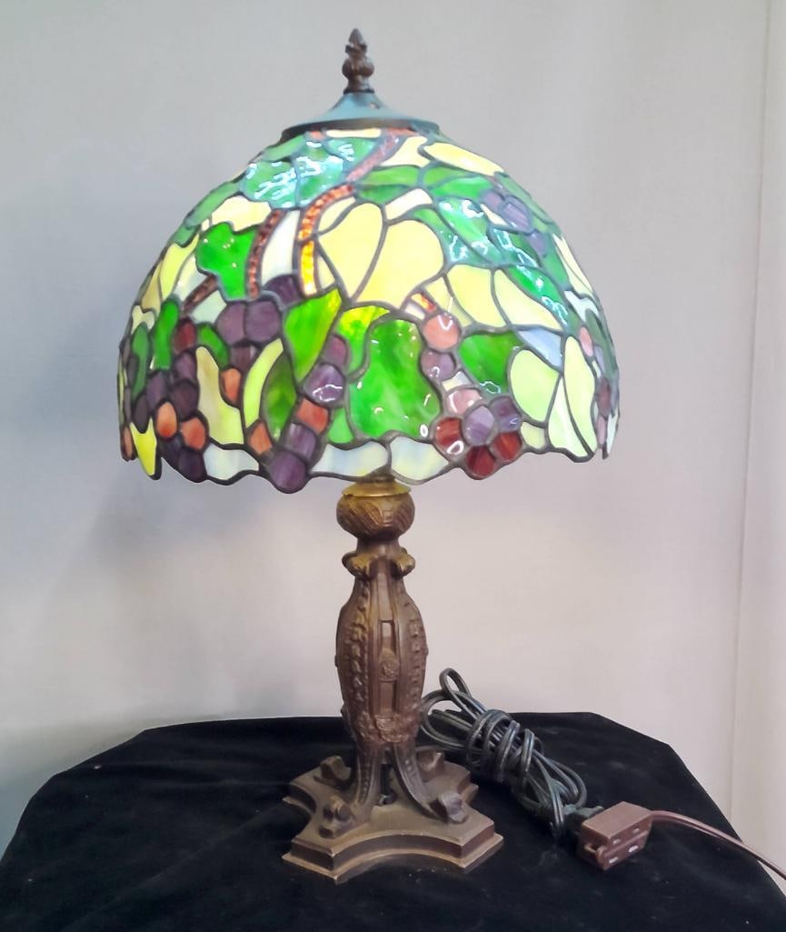 Tiffany-Style Stained Glass Grape Motif Table Lamp (1 of 5)