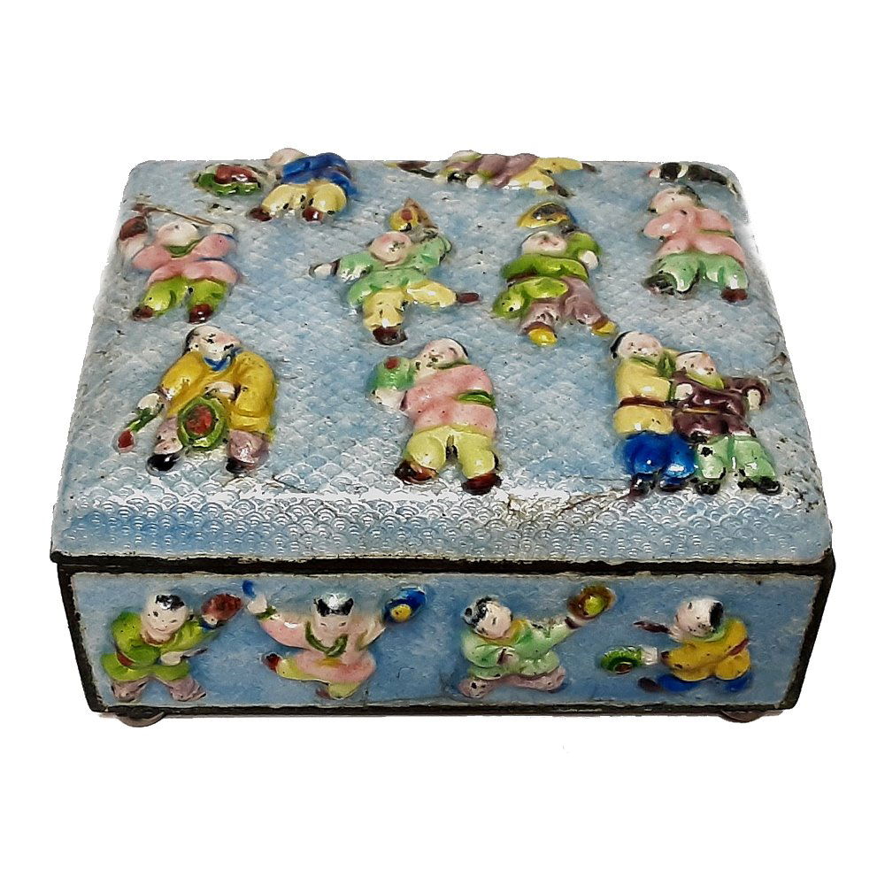 ANTIQUE CHINESE EXPORT ENAMEL BOX QING: ANTIQUE CHINESE EXPORT ENAMEL BOX QING 19TH C- EARLY 20TH C, 100 BOYS PATTERN 清Â•琺瑯彩盒，一百個男孩圖案. The beautif