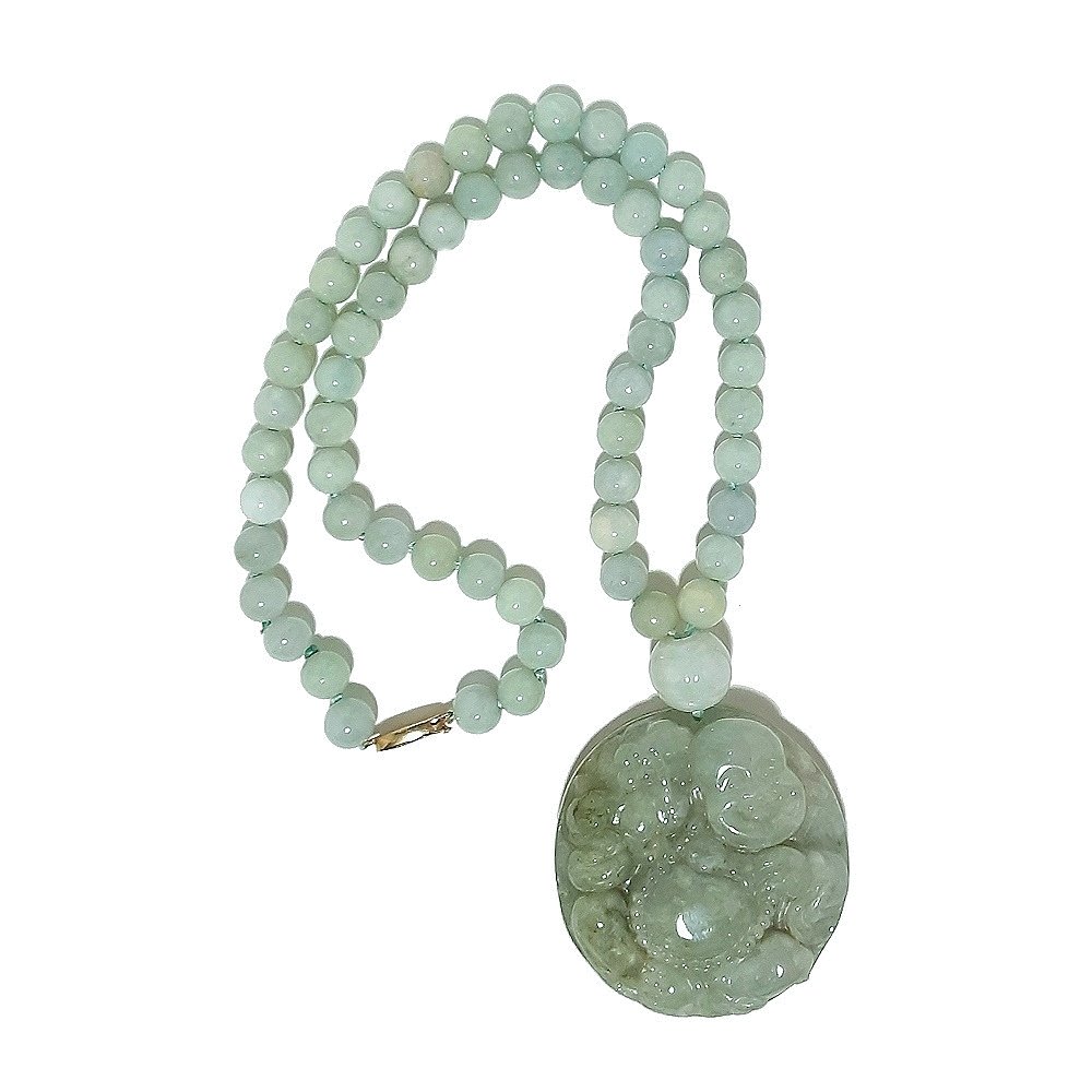 FINE JADEITE NECKLACE WITH WELL CARVED BUDDHA PENDANT: Dimensions:NecklaceL: 18’’, 46cm; 115.8 g.PendantD: 1.9’’, 47mm.Provenance: private Florida collection.