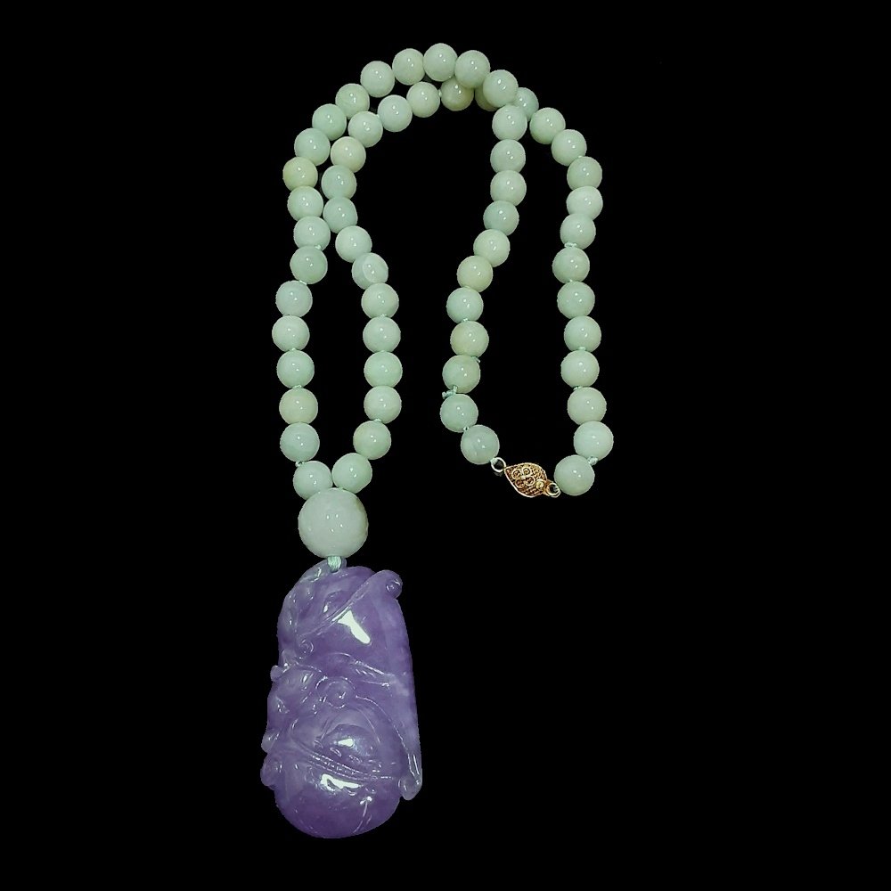 JADEITE NECKLACE WITH A CARVED LAVENDER PENDANT: A CHINESE JADEITE NECKLACE WITH A CARVED LAVENDER GOURD PENDANT.A beautiful combination of the light green beads and the lavender pendant.Necklace L: 18’’, 46 cm; 83.9 g.Pendant L: 1.9’’, 4.5 
