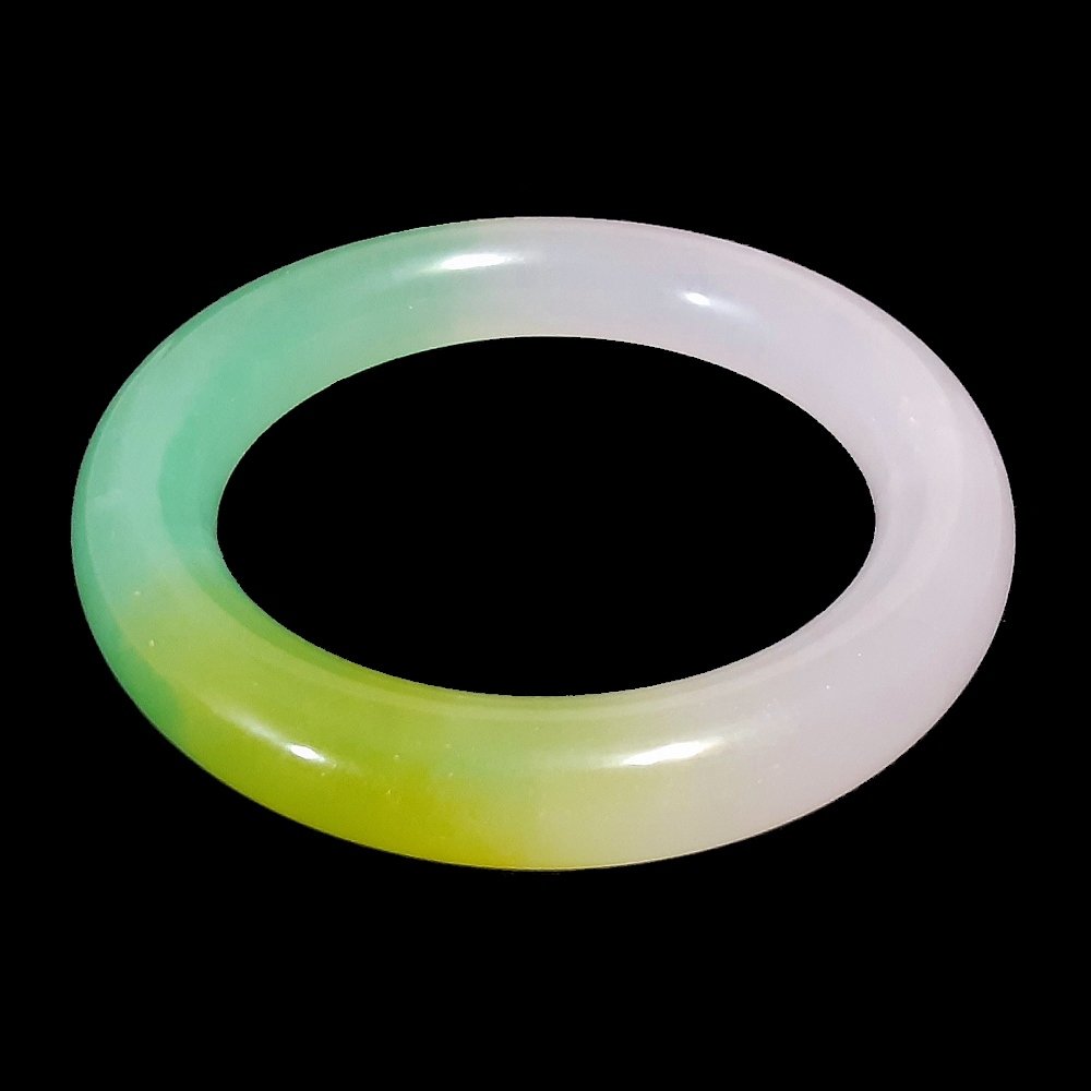 A CHINESE JADEITE BANGLE BRACELET: D: 3.1”, 82 mm; 69 g.Provenance: Private Florida collection.