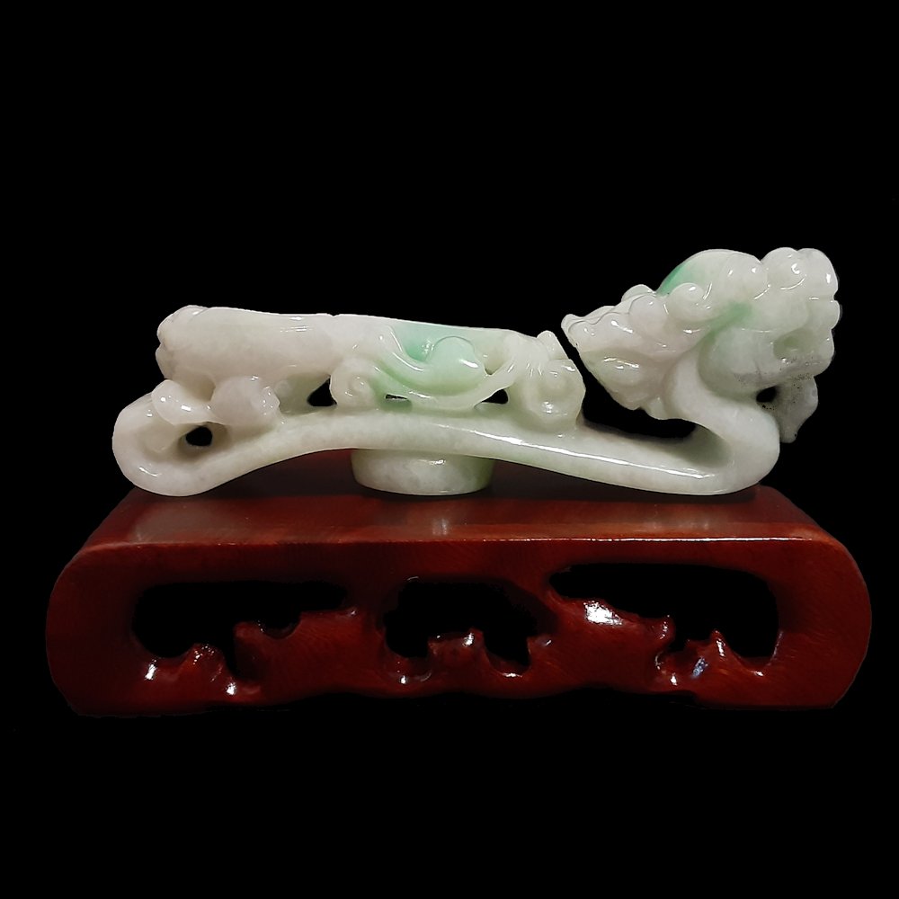 VERY FINE CHINESE JADE JADEITE BELT BUCKLE HOOK QING: VERY FINE CHINESE JADE JADEITE BELT BUCKLE HOOK QINGThe outstanding carved jadeite belt hook statue in white and green mutton fat jadeite. Superbly carved with a dragon and a kylin. 7.5 cm long. Weigh