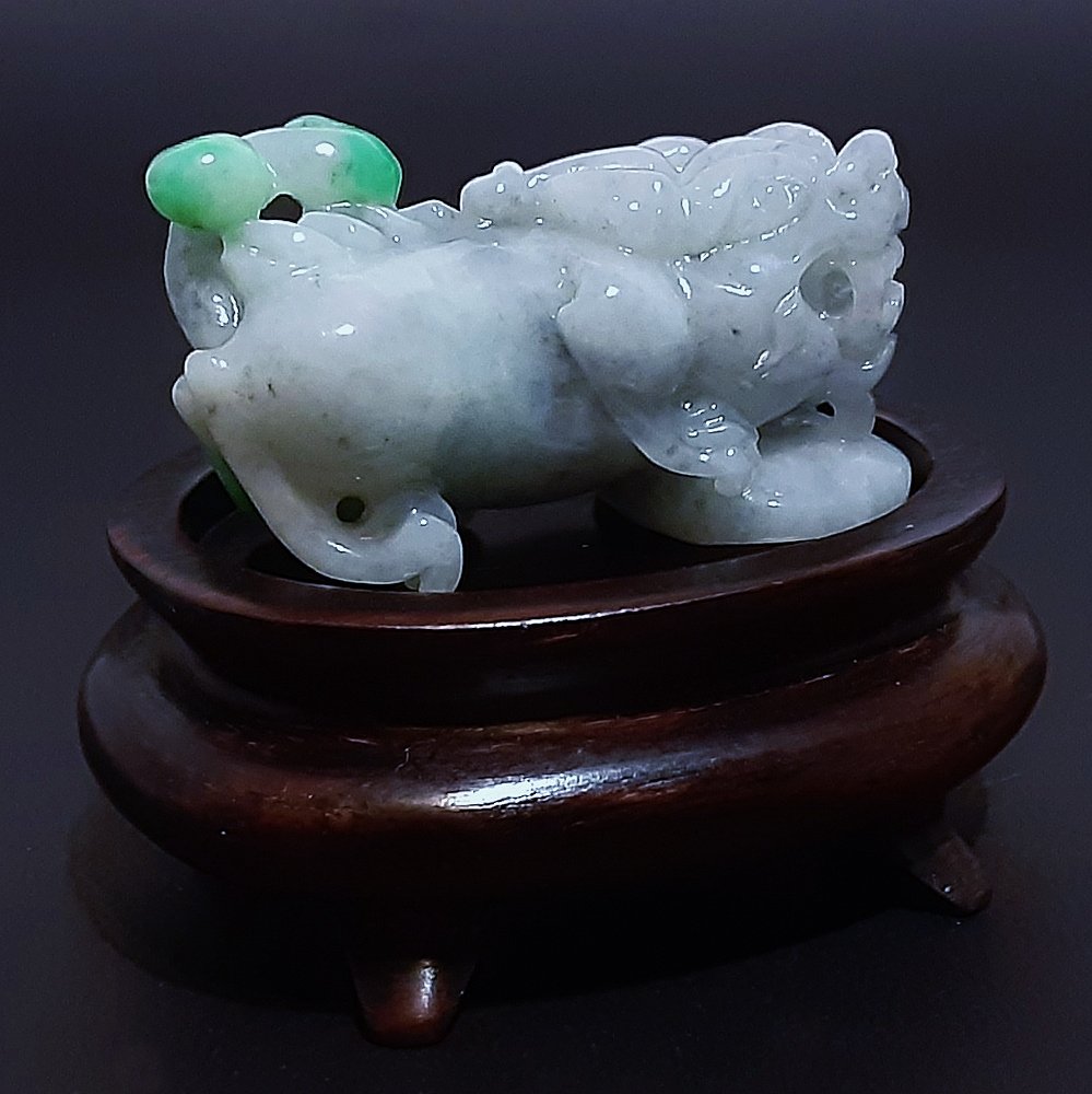 A FINE JADEITE PIXIU DRAGON FIGURE STATUE (1 of 7)