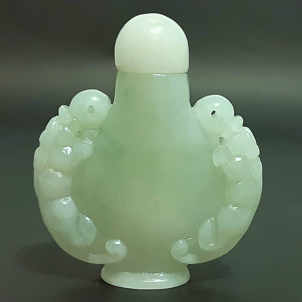 A FINE CARVED JADE  NATURAL JADEITE SNUFF BOTTLE (1 of 4)