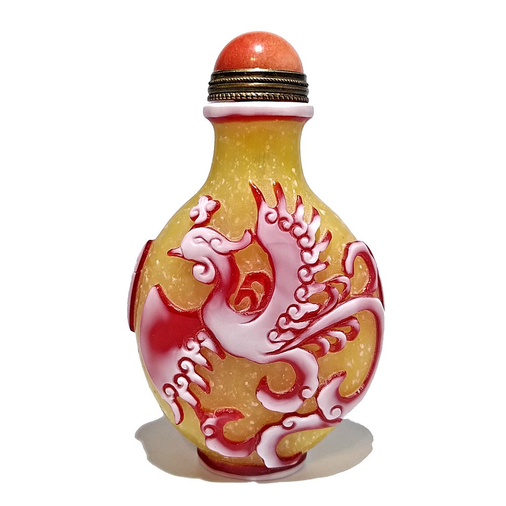 VERY FINE CHINESE GLASS OVERLAY SNUFF BOTTLE QIANLONG: THE SUPERBLY CARVED BOTTLE WITH LAYERS OF YELLOW, RED AND WHITE GLASS, DEPICTING A DRAGON AND A PHOENIX. THE BOTTLE BEARS A FINELY CARVED QIANLONG MARK.