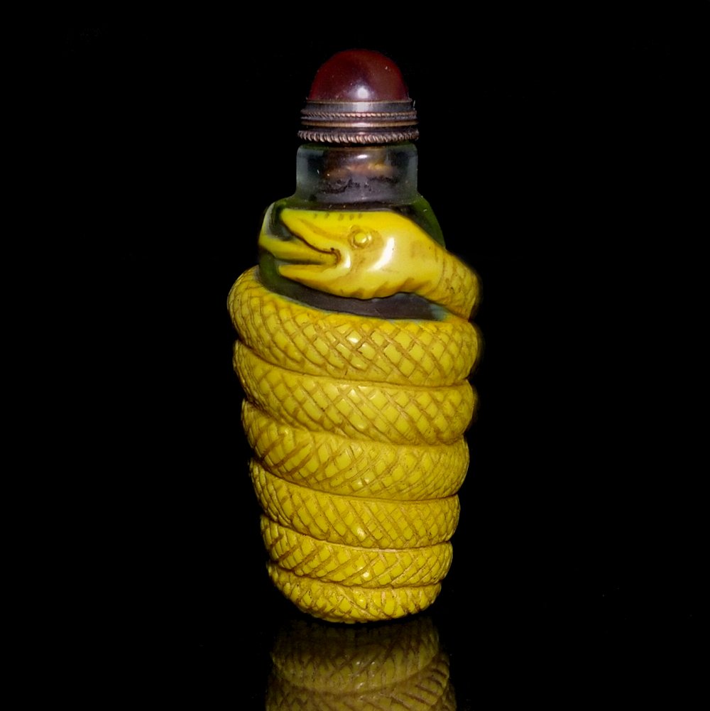 CHINESE CARVED OVERLAY GLASS SNUFF BOTTLE SNAKE (1 of 6)