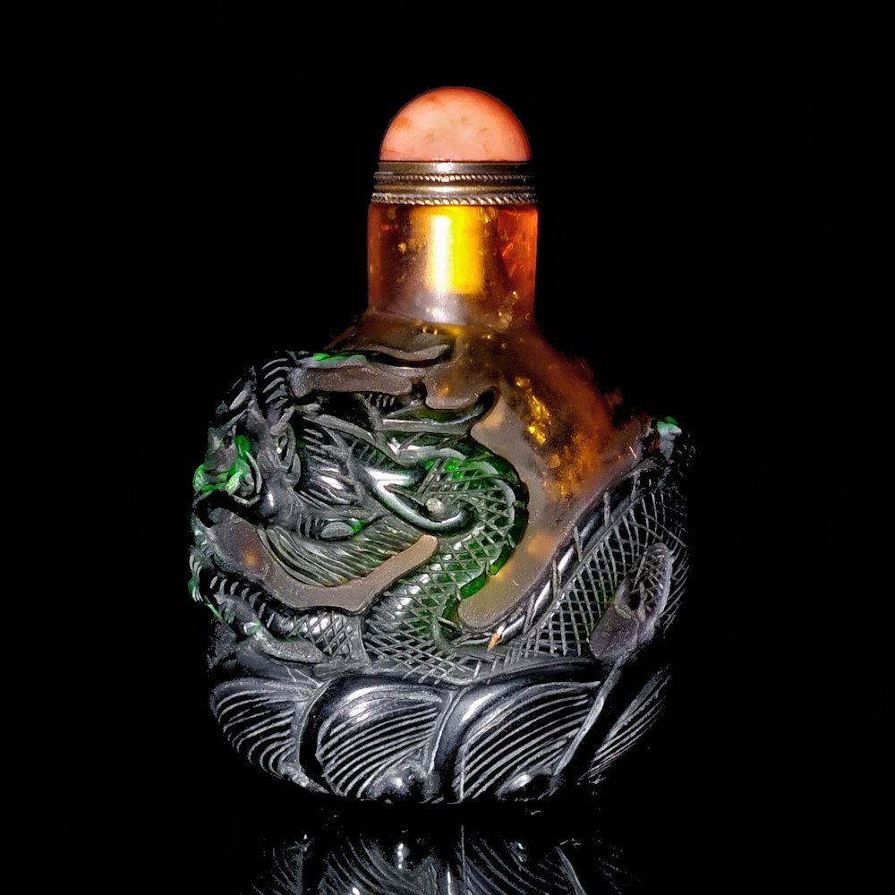 STUNNING CARVED CHINESE GLASS SNUFF BOTTLE DRAGON (1 of 6)