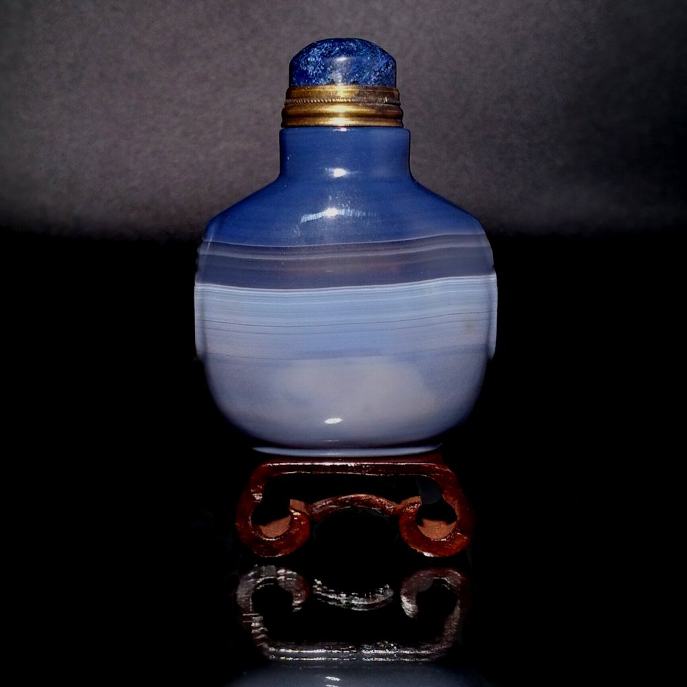 FINE CHINESE CARVED BLUE BANDED AGATE SNUFF BOTTLE (1 of 6)