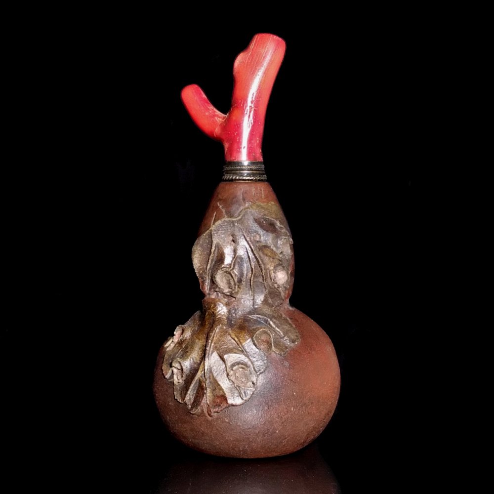 A FINE  DOUBLE GOURD YIXING CLAY SNUFF BOTTLE (1 of 8)