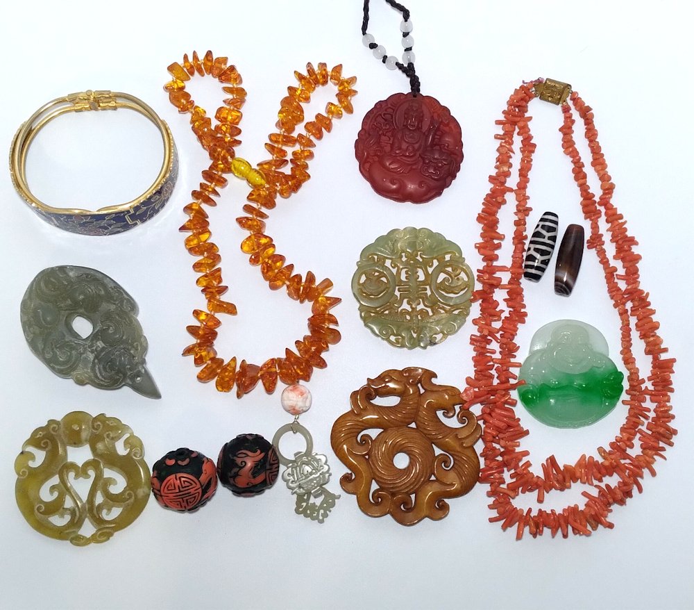 LOT 13 CHINESE  CARVINGS , AMBER , AGATE DZI  CORAL (1 of 7)