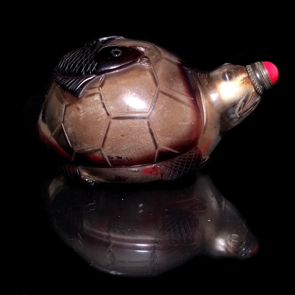 FIGURAL INSIDE PAINTED OVERLAY GLASS SNUFF BOTTLE (1 of 7)