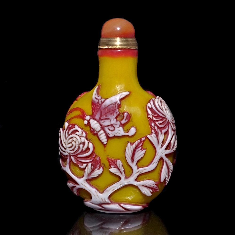 Fine Chinese  Peking glass overlay snuff bottle (1 of 9)