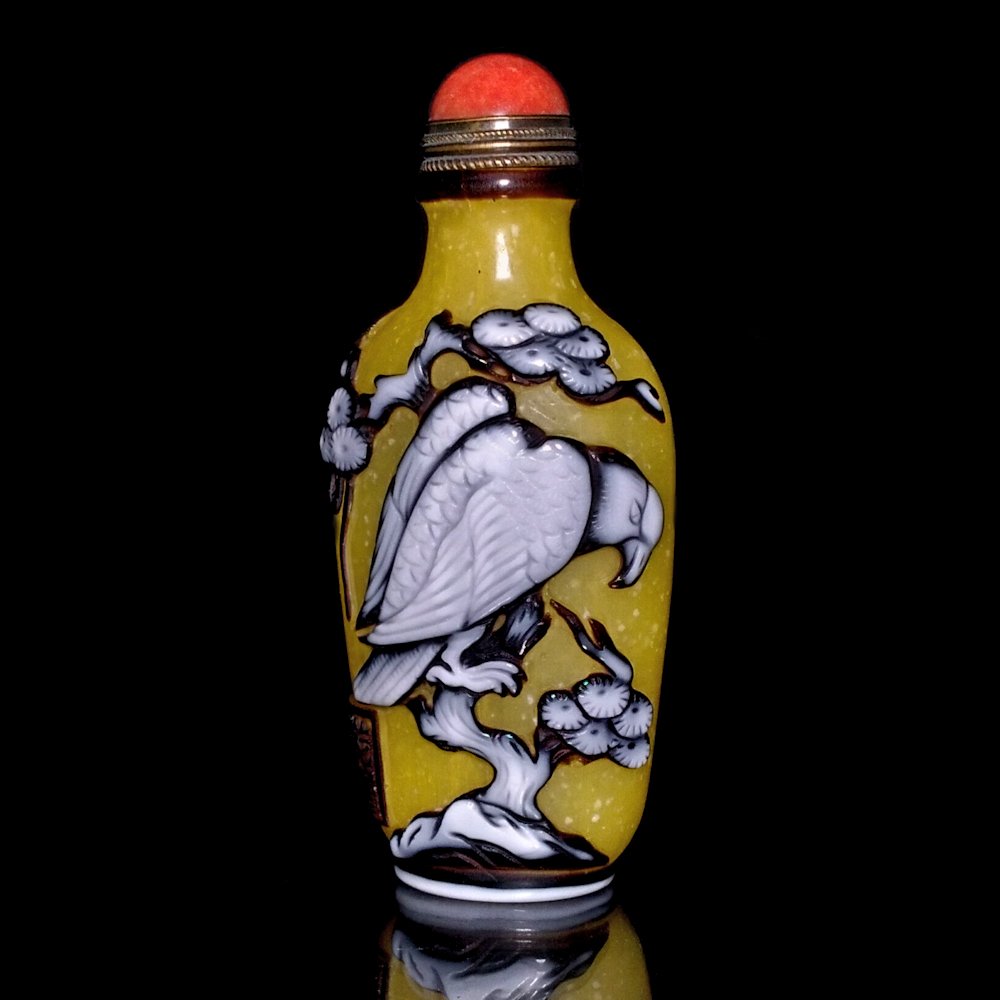 EXCELLENT PEKING GLASS OVERLAY SNUFF BOTTLE EAGLE (1 of 8)
