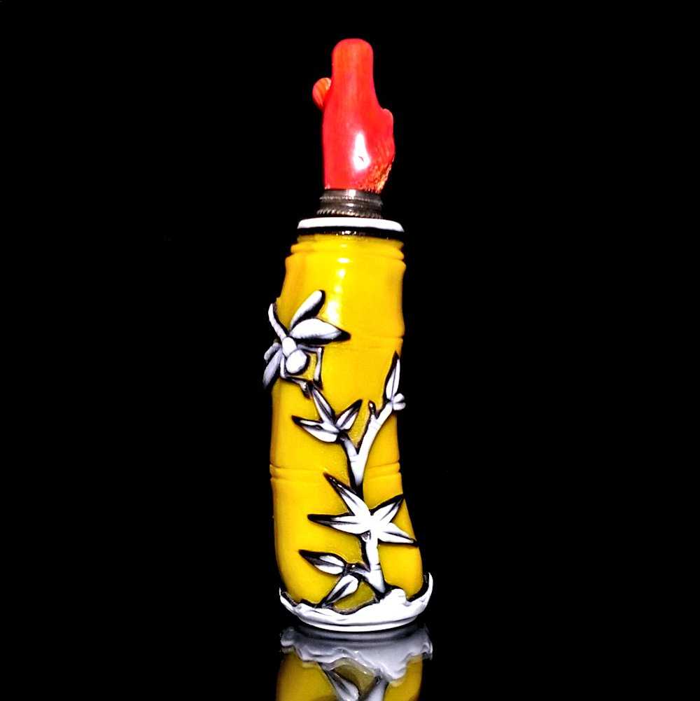 YELLOW PEKING GLASS BAMBOO SHAPED SNUFF BOTTLE (1 of 8)