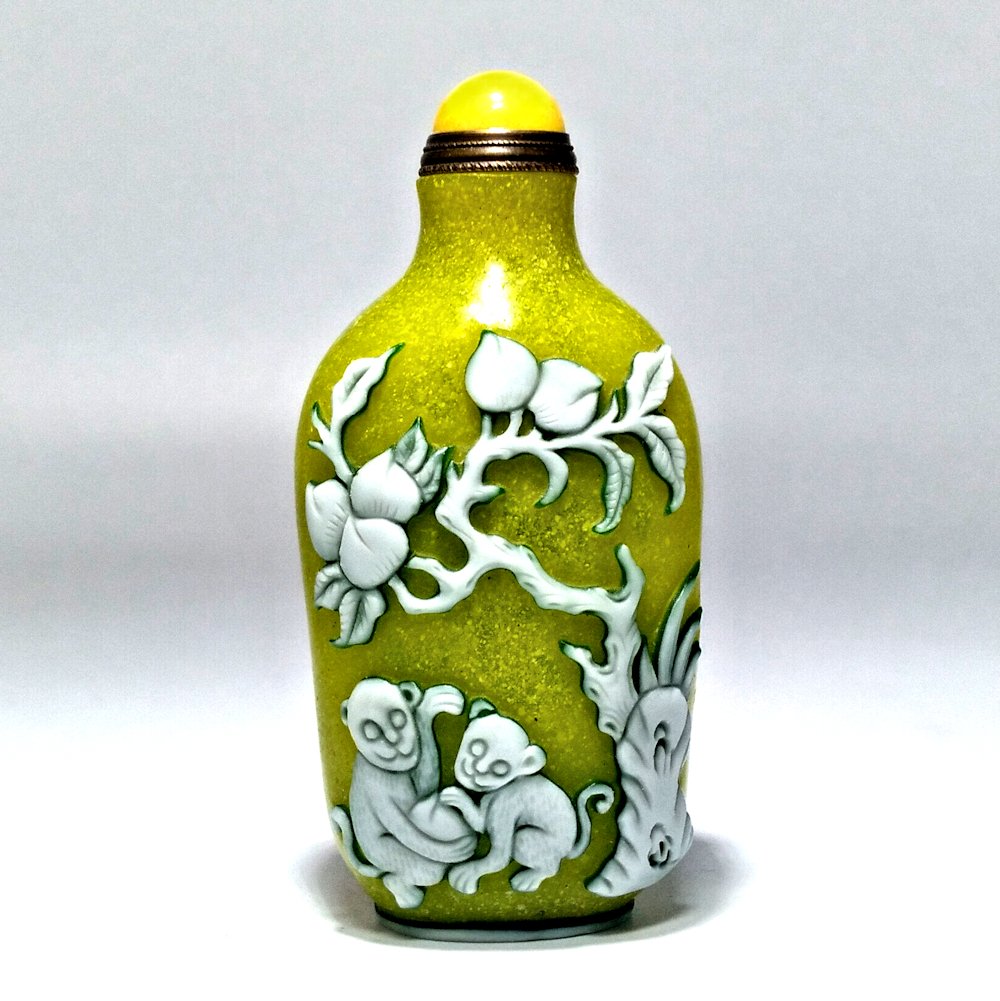 PEKING GLASS SNUFF BOTTLE MONKEYS PEACH TREE QIANLONG (1 of 7)